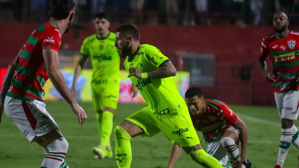 Zé Rafael com a posse de bola em partida entre Palmeiras e Portuguesa, pelo Paulistão. Foto: Sipa US / Alamy Stock Photo
