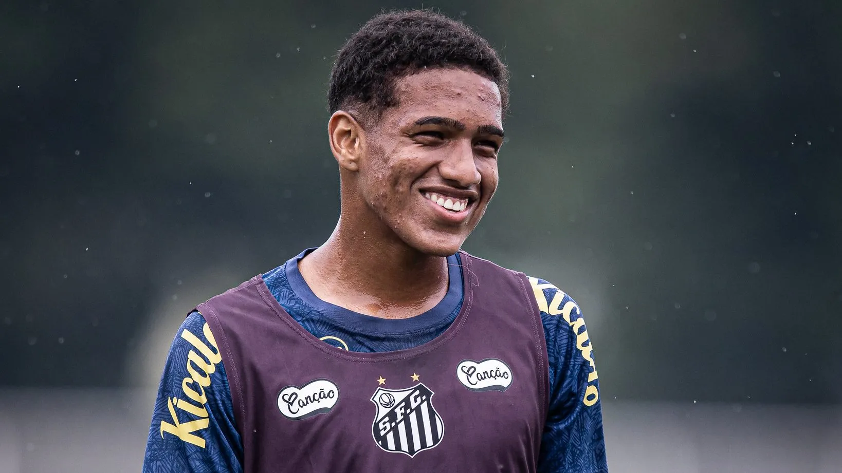 Souza dando risada em treino do Santos - Fotos: Raul Baretta/ Santos FC.