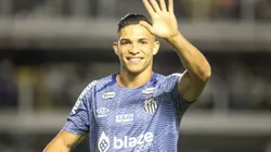 Rodrigo Ferreira está emprestado pelo Santos - (Foto: Reinaldo Campos/AGIF)