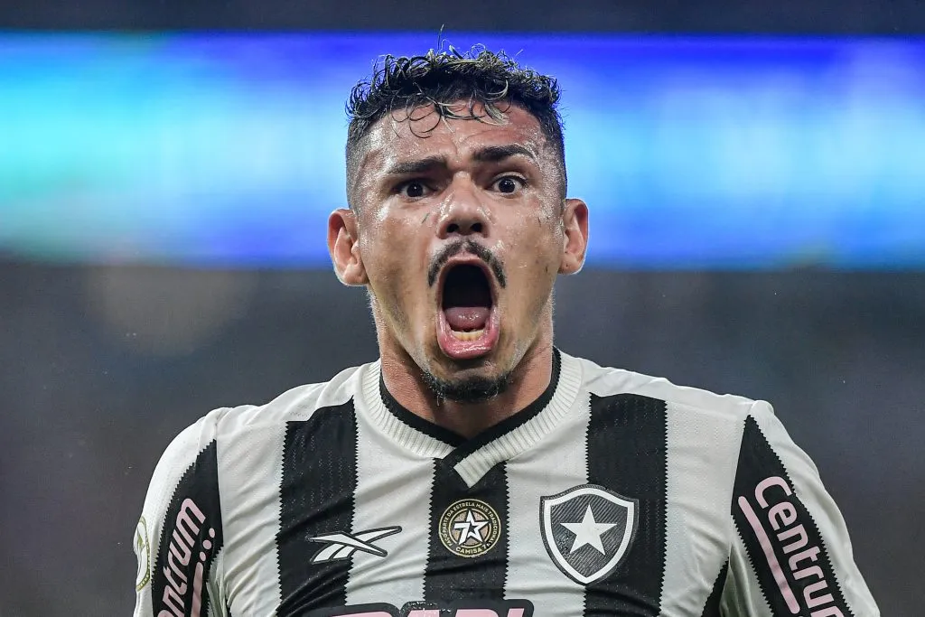 Tiquinho Soares jogador do Botafogo comemora seu gol durante partida contra o Criciuma no estadio Maracana pelo campeonato Brasileiro A 2024. Foto: Thiago Ribeiro/AGIF