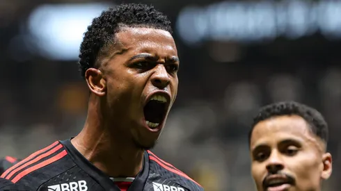 Carlinhos, jogador do Flamengo destaque na temporada passada passou por uma fase turbulenta e polêmica, que não impediu os olhares dos clubes interessados