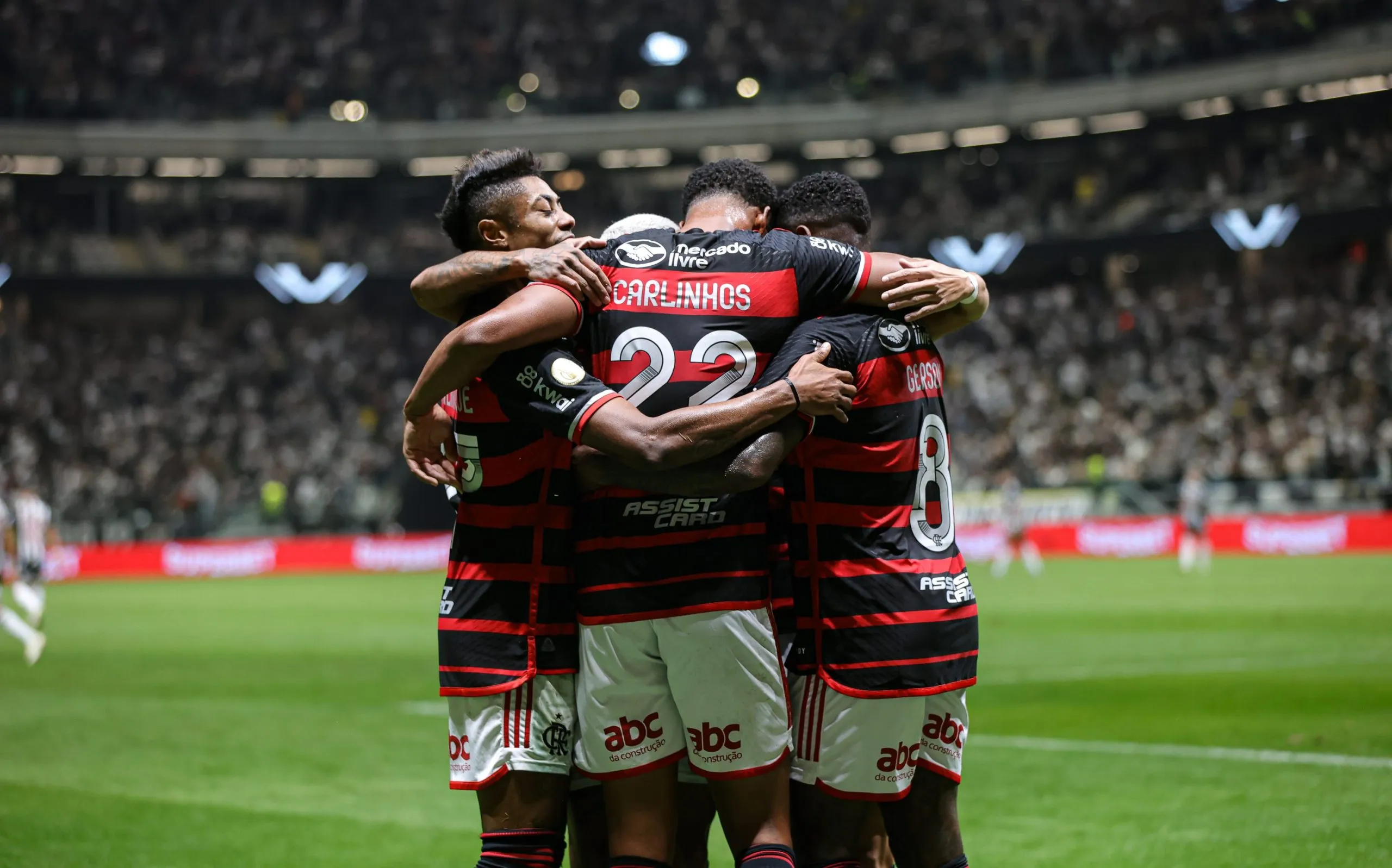 Carlinhos, craque do Flamengo comemora seu gol durante partida contra o Atletico-MG no estadio Arena MRV pelo campeonato Brasileiro A 2024. Foto: Gilson Lobo/AGIF