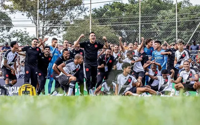 Meninos da Colina comemoram vitória sobre o Juventus-SP e classificação na Copinha 2025 para terceira fase. Foto: Vinícius Gentil/Vasco da Gama