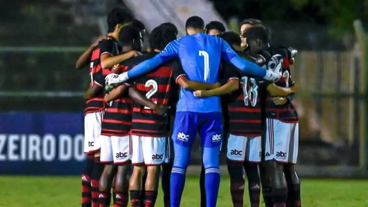 Jogadores da base Sub-17 do Flamengo, lamentam derrota para o Bragantino e se despedem da Copinha 2025. (Foto: Buda Mendes/Getty Images)