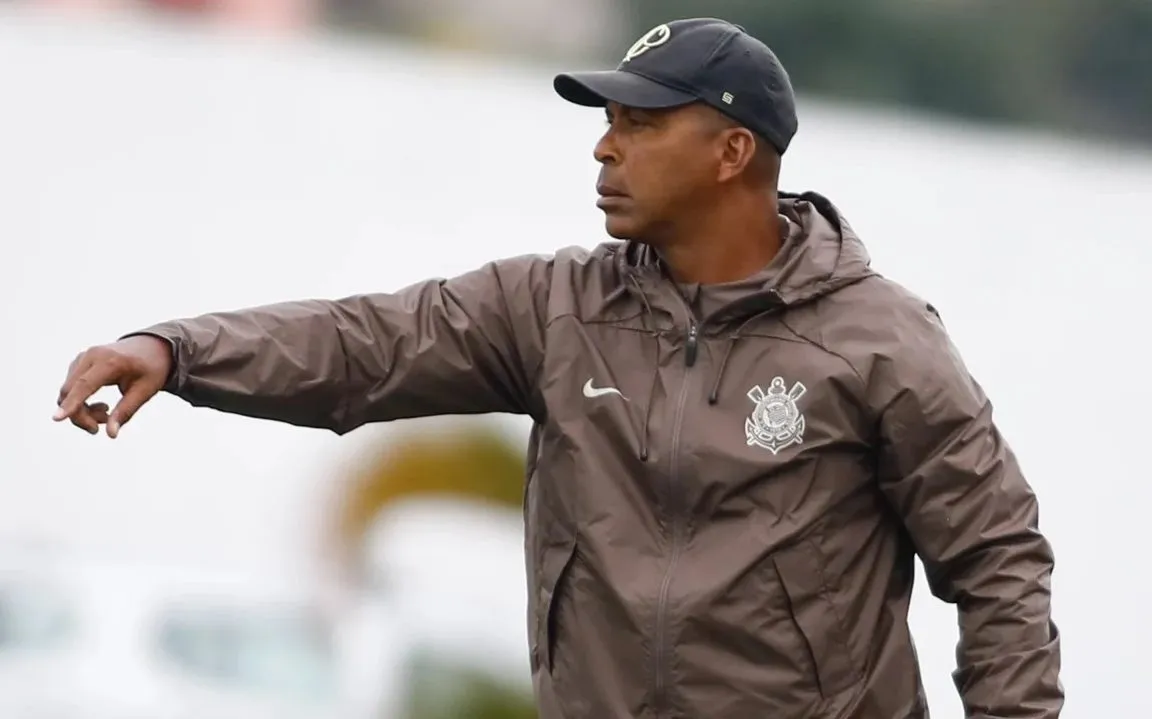 Orlando Ribeiro, técnico dos Filhos do Terrão (atletas da base alvinegra) durante treinos para a Copinha 2025. Foto: Rodrigo Gazzanel/Ag. Corinthians