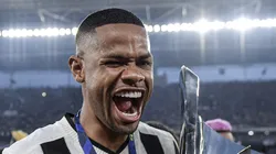 Júnior Santos comemora título do Campeonato Brasileiro 2024 pelo Botafogo. Atacante está de saída para o Galo - Foto: Thiago Ribeiro/AGIF