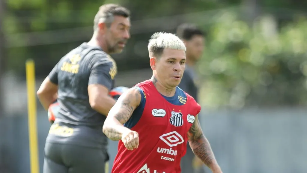 Foto: Reinaldo Campos/AGIF – Soteldo vem sendo utilizado na função de meia nos treinos na Baixada Santista.