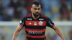RIO DE JANEIRO, BRAZIL - NOVEMBER 13: Fabricio Bruno of Flamengo controls the ball during the match between Flamengo and Atletico Mineiro as part of Brasileirao 2024 at Maracana Stadium on November 13, 2024 in Rio de Janeiro, Brazil. (Photo by Buda Mendes/Getty Images)