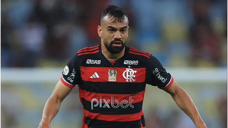 RIO DE JANEIRO, BRAZIL - NOVEMBER 13: Fabricio Bruno of Flamengo controls the ball during the match between Flamengo and Atletico Mineiro as part of Brasileirao 2024 at Maracana Stadium on November 13, 2024 in Rio de Janeiro, Brazil. (Photo by Buda Mendes/Getty Images)