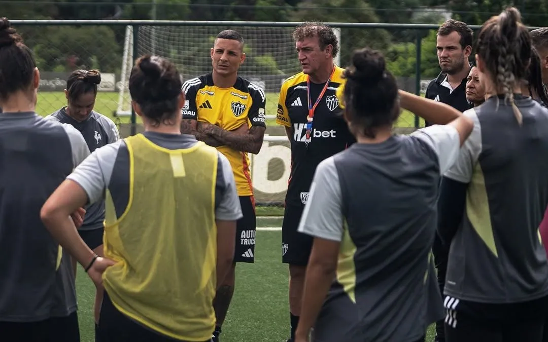 Cuca, novo treinador do Galo visitou o treino da equipe feminina do Galo acompanhado do lateral, Guilherme Arana. Foto: Divulgação/Atlético Mineiro
