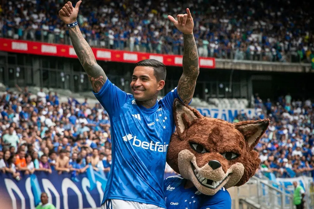 MG – BELO HORIZONTE – 04/01/2025 – CRUZEIRO, APRESENTACAO GABIGOL – Dudu em campo durante sua apresentacao oficial como jogador do Dudu em coletiva de imprensa realizada no Mineirao. Foto: Fernando Moreno/AGIF