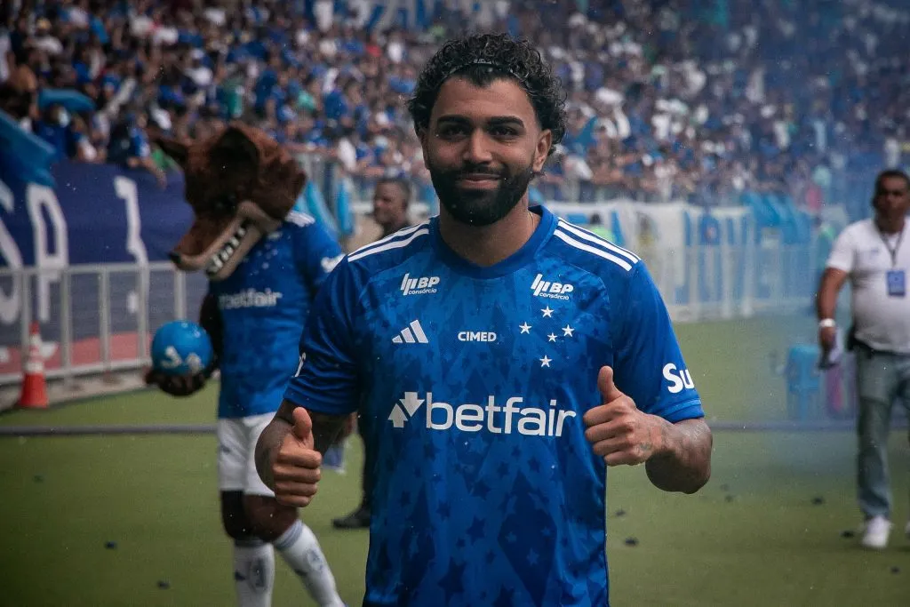 MG – BELO HORIZONTE – 04/01/2025 – CRUZEIRO, APRESENTACAO GABIGOL – Gabigol durante sua apresentacao oficial como jogador do Cruzeiro em coletiva de imprensa realizada no Mineirao. Foto: Fernando Moreno/AGIF
