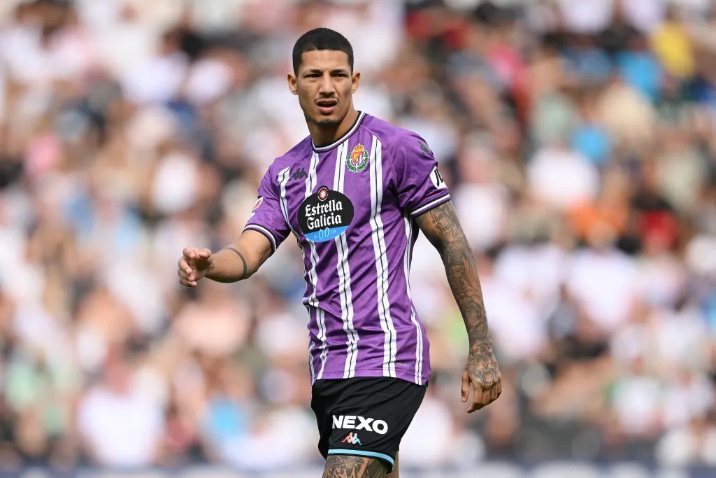 Marcos André com uniforme roxo do Valladolid - Foto: Getty Images