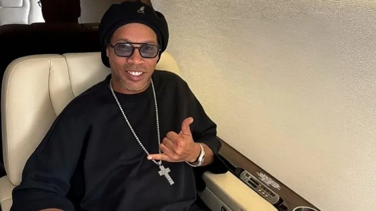 Ronaldinho Gaúcho, ex-jogador e craque da Seleção Brasileira, com um extenso currículo com passagens por grandes clubes, ostenta a sua vida luxuosa nas redes sociais