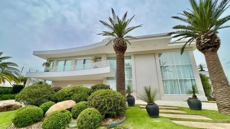 Imóvel tem 1.200m² com cinco suítes, duas piscinas, mesas de pôquer até pequena marina. Foto: Franklin Corretor/Divulgação Lux Group