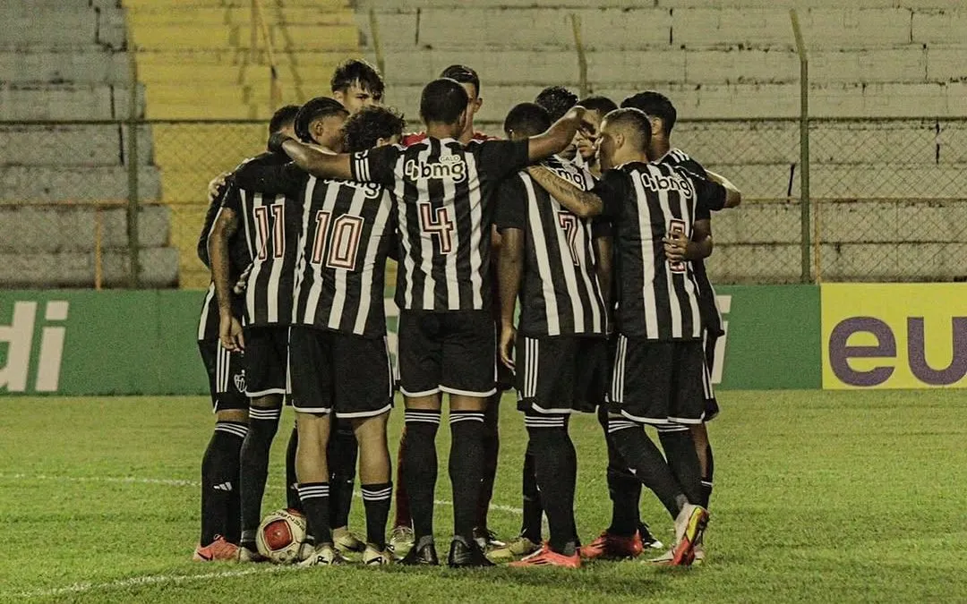 Garotos  da base atleticana lamentam a eliminação para o Guarani por 3 a 1, na Copinha. Foto: Divulgação/Atlético Mineiro