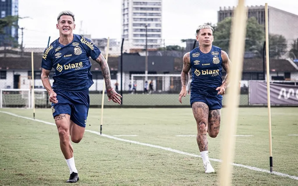 Leo Godoy e Soltedo durante o treino no CT Rei Pelé. Foto: Raul Baretta/ Santos FC