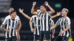Crias da base do Botafogo comemoram vitória suada sobre a Ponte Preta na Copinha.