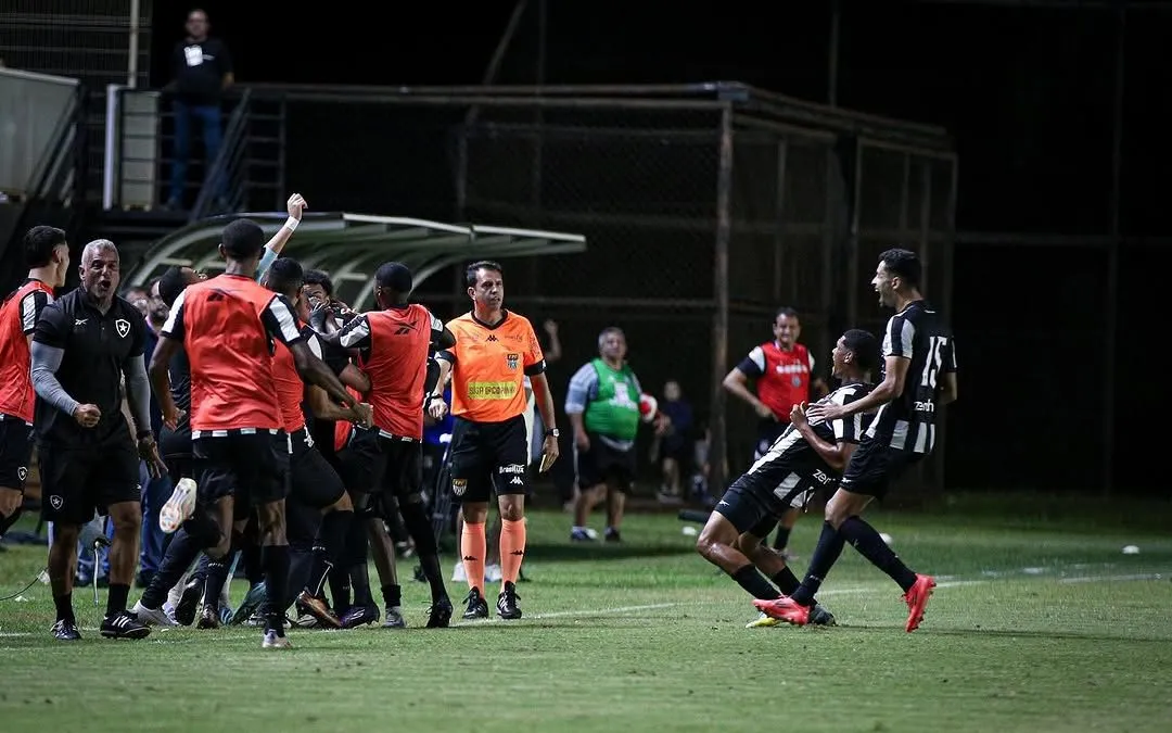 Joias da base alvinegra comemoram vitória sobre a Ponte Preta e classificação na Copinha. Foto: Henrique Lima/BFR