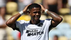 Júnior Santos se reapresenta no Botafogo mesmo diante de negociação - Foto: Buda Mendes/Getty Images