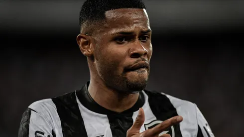 Júnior Santos em ação pelo Botafogo - Foto: Thiago Ribeiro/AGIF.