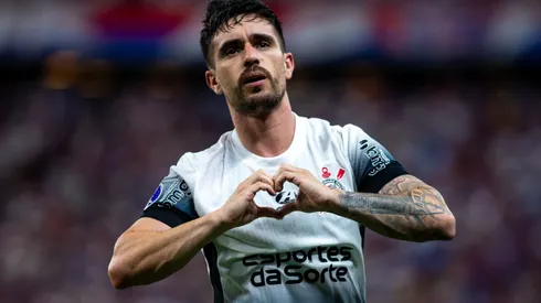 Coronado do Corinthians comemora seu gol durante partida contra o Fortaleza no estadio Arena Castelao pelo campeonato Copa Sul-Americana 2024. Foto: Pedro Chaves/AGIF
