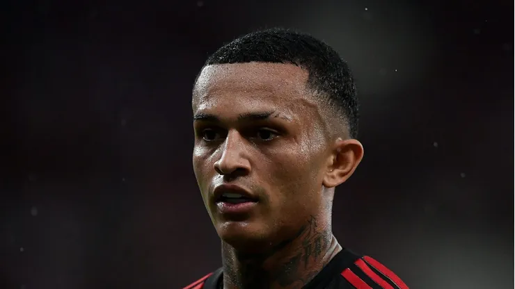 Wesley, lateral do Fla, está valorizado no mercado da bola.