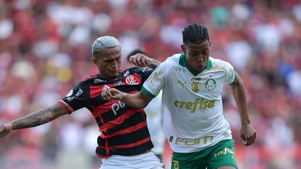 Foto: Thiago Ribeiro/AGIF – Wesley em disputa de bola com Vanderlan, do Palmeiras.