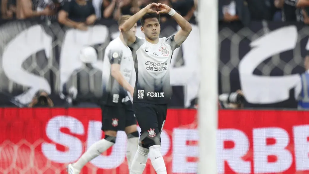 Romero comemorando gol pelo Corinthians