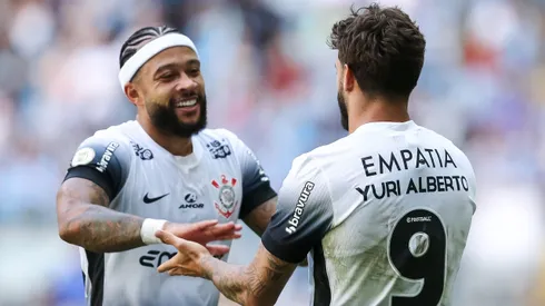 Depay e Yuri Alberto pelo Corinthians (Pedro H. Tesch/Getty Images)