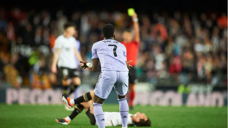 Vinicius Junior contesta cartão recebido em partida do Real Madrid diante do Valencia. Foto: SOPA Images Limited / Alamy Stock Photo