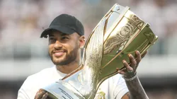Neymar antes da final do Paulistão 2024 com o troféu na Vila Belmiro.