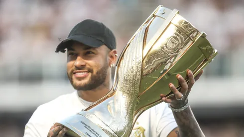 Neymar antes da final do Paulistão 2024 com o troféu na Vila Belmiro.