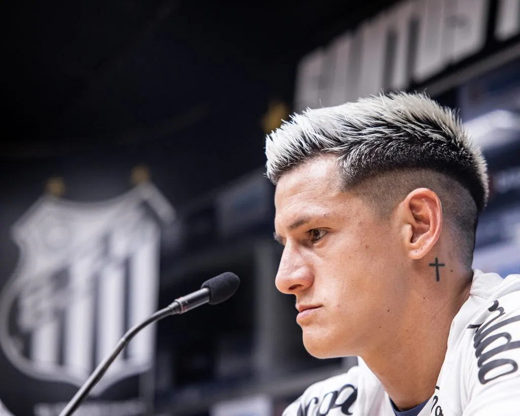 Leo Gogoy foi um dos reforços anunciados pelo Santos para a temporada 2025 – Foto: Reinaldo Campos/AGIF