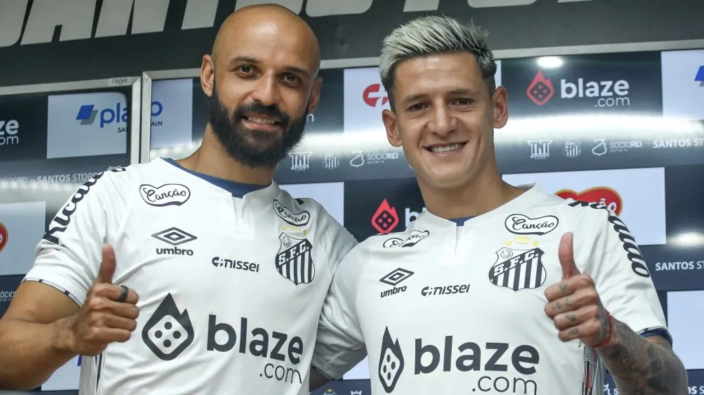 Thaciano e Leo Godoy em apresentação no Santos - Foto: Reinaldo Campos/AGIF