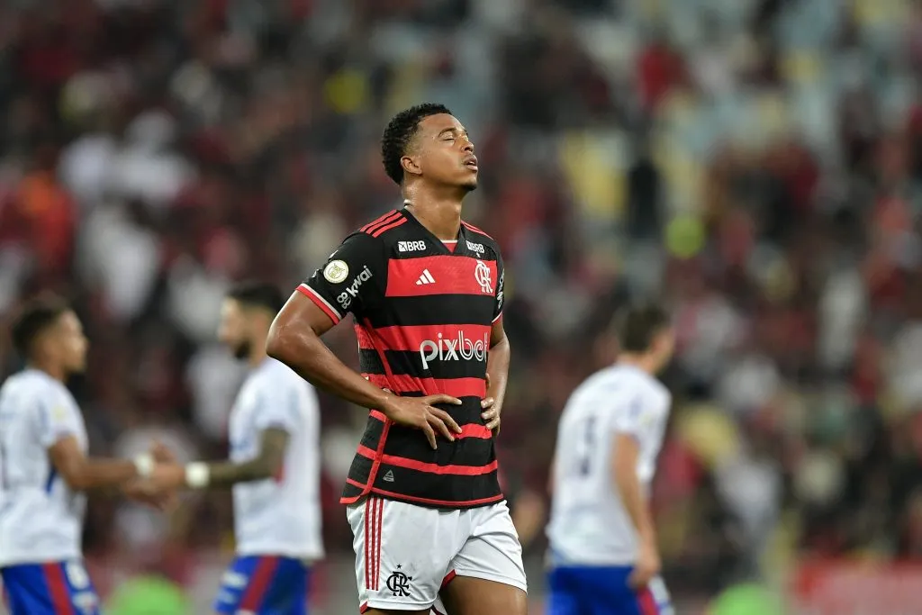 RJ – RIO DE JANEIRO – 11/07/2024 – BRASILEIRO A 2024, FLAMENGO X FORTALEZA – Carlinhos jogador do Flamengo lamenta derrota ao final da partida contra o Fortaleza no estadio Maracana pelo campeonato Brasileiro A 2024. Foto: Thiago Ribeiro/AGIF