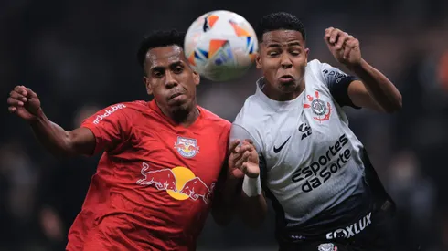 Wesley jogador no Corinthians x Bragantino disputando lance. Foto: Ettore Chiereguini/AGIF