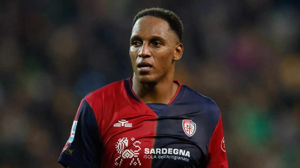 Yerry Mina em ação pela camisa do Cagliari - Timothy Rogers/Getty Images