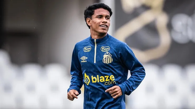 Nadson, jovem atacante de 15 anos, brilha na base do Santos e caiu nas graças da torcida