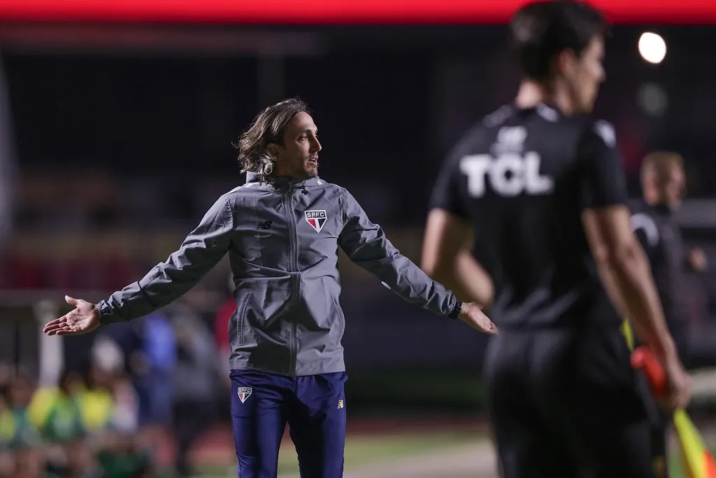 Zubeldía reclamando durante jogo do São Paulo – Foto: Ettore Chiereguini/AGIF