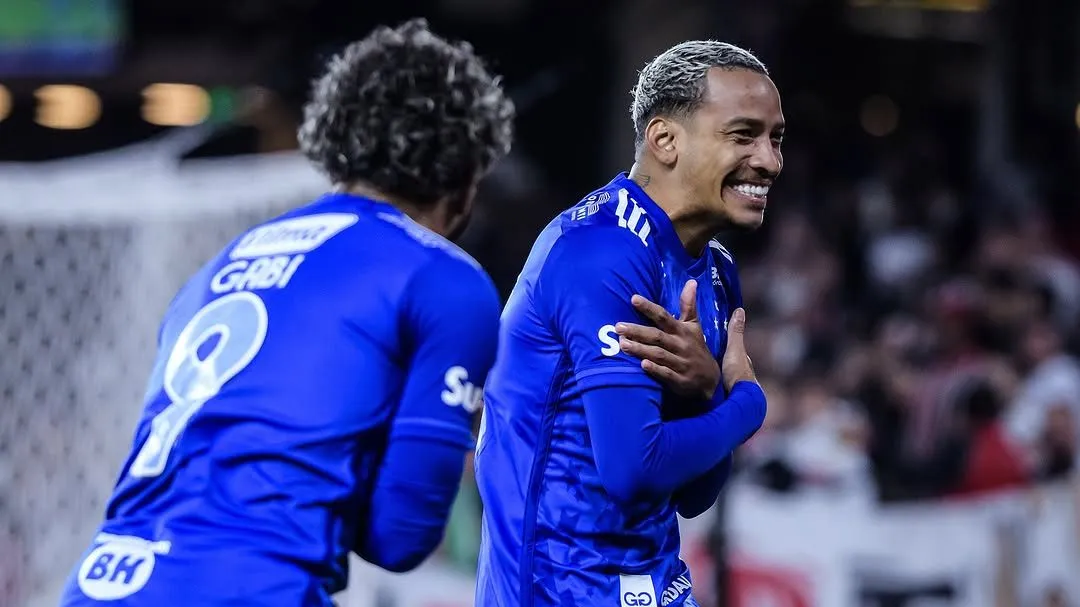 Matheus Pereira, comemora golaço sobre o São Paulo com Gabigol que fez sua estreia sem marcar. Foto: Gustavo Aleixo/Cruzeiro