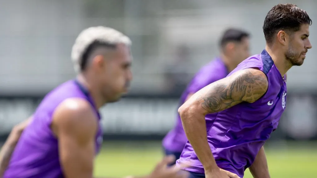 Pedro Raul e Matheuzinho durante treino do Corinthians no CT Joaquim Grava – Foto: Rodrigo Coca/Agência Corinthians