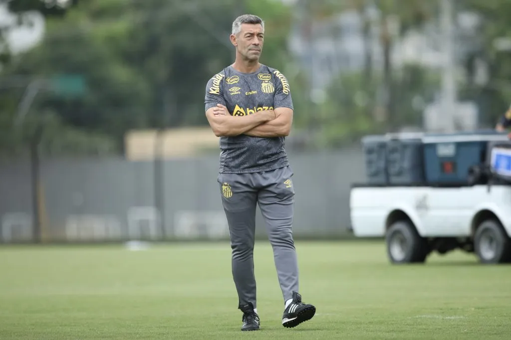 SP – SANTOS – 12/01/2025 – SANTOS, TREINO – Pedro Caixinha tecnico do Santos durante treino no Centro de Treinamento CT Rei Pele, neste domingo (12). Foto: Reinaldo Campos/AGIF