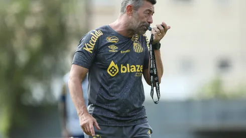 Pedro Caixinha em treino do Santos Foto: Reinaldo Campos/AGIF