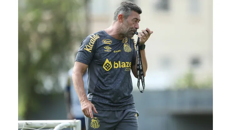 Pedro Caixinha em treino do Santos Foto: Reinaldo Campos/AGIF