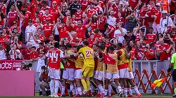 Elenco do Internacional comemorando ao lado da torcida. Foto: Maxi Franzoi/AGIF