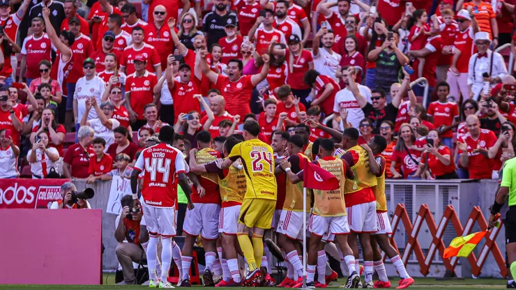 Elenco do Internacional comemorando ao lado da torcida. Foto: Maxi Franzoi/AGIF