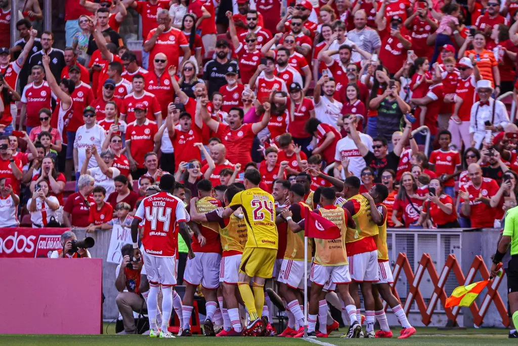 Jogadores do Internacional comemorando gol. Foto: Maxi Franzoi/AGIF
