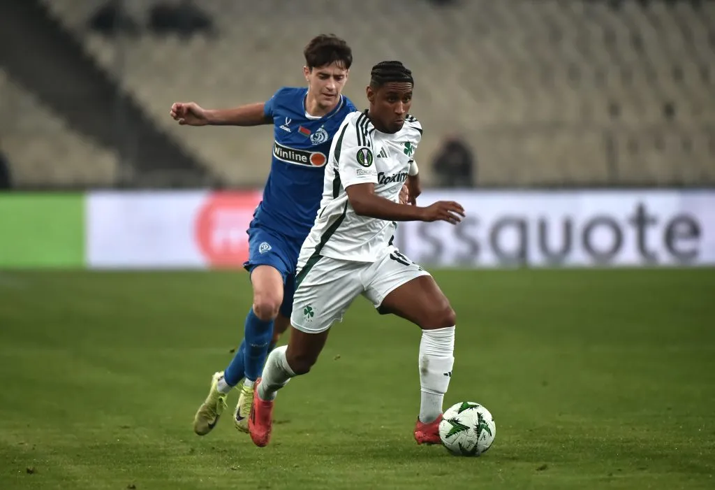 Tetê partindo pra cima da zaga em Panathinaikos x Dínamo - Foto: Getty Images