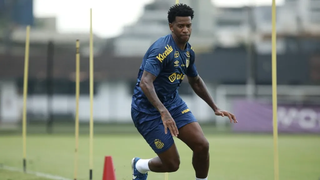 Zagueiro cogita deixar o Santos – Foto: Reinaldo Campos/AGIF